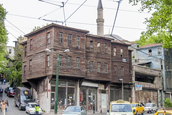 Istanbul, Turkije, 12 mei 2006: oude houten huizen van de Gulhane in de — Stockfoto