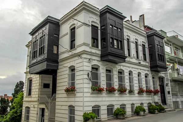 Istanbul, Türkiye, 15 Julne 2006: Eski Ihsaniye ahşap evlerde t