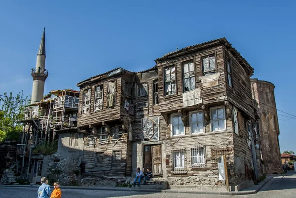 Isztambul, Törökország, 2006. április 22.: a régi Zeyrek faházak a — Stock Fotó