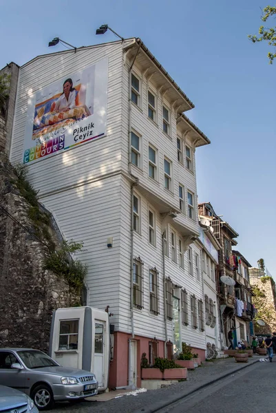 Istambul, Turquia, 22 de abril de 2006: Old Zeyrek Wooden Houses in the — Fotografia de Stock