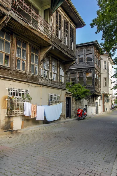 Istanbul, Turkey, 26 May 2006: Old Ihsaniye Wooden Houses in the — Stock Photo, Image