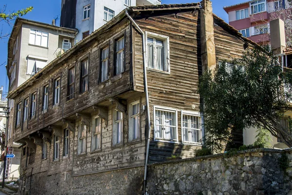 Istambul, Turquia, 31 de março de 2006: Old Istanbul Wooden Houses in t — Fotografia de Stock