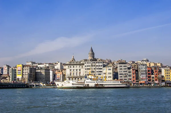 Istanbul, Türkei, 10. März 2006: der Galatenturm und das Schiff in der Stadt — Stockfoto