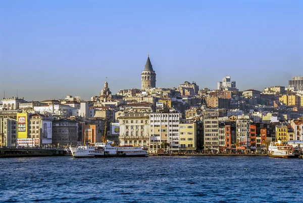 Istanbul, Turecko, 17 listopad 2006: The Galata Tower a lodě i — Stock fotografie