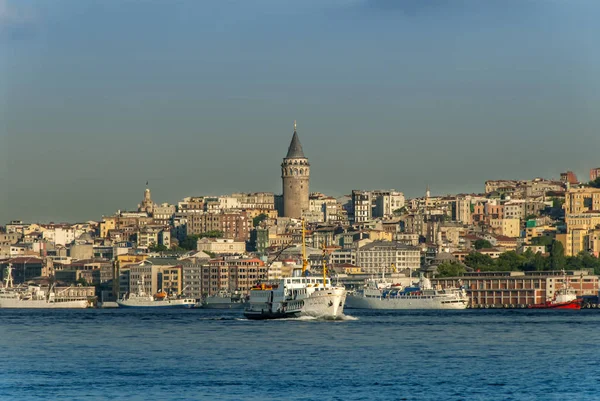 Estambul, Turquía, 30 de julio de 2007: La Torre Galata y los barcos en — Foto de Stock