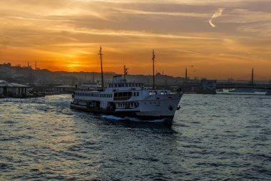 Istanbul, Türkiye, 15 Nisan 2015: Sirkeci bağlantı noktası ve Fatih tekneler