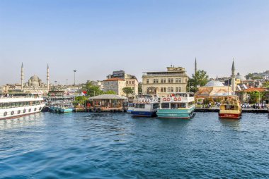 Istanbul, Türkiye, 17 Mayıs 2015: Eminönü liman ve gemi yağ