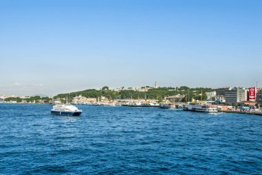 Istanbul, Türkiye, 22 Haziran 2006: Sirkeci bağlantı noktası ve Fatih tekneler 