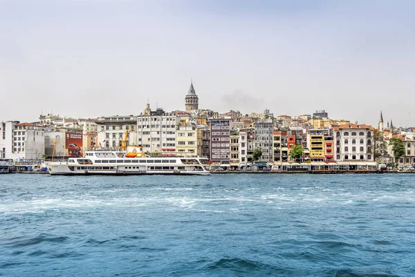 Estambul, Turquía, 17 de mayo de 2013: El Karakoy en el distrito de Beyoglu — Foto de Stock