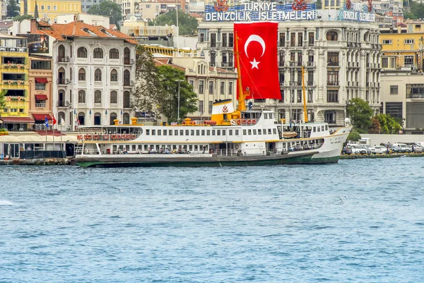 Istanbul, Turkey, 17 May 2013: The Karakoy in the Beyoglu distri — Stock Photo, Image