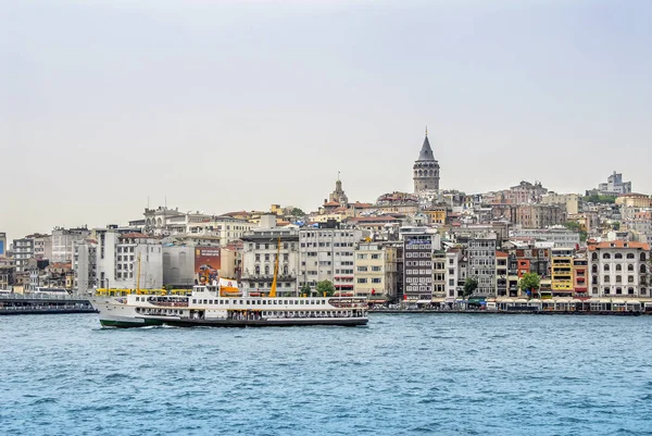 Estambul, Turquía, 17 de mayo de 2013: El Karakoy en el distrito de Beyoglu — Foto de Stock