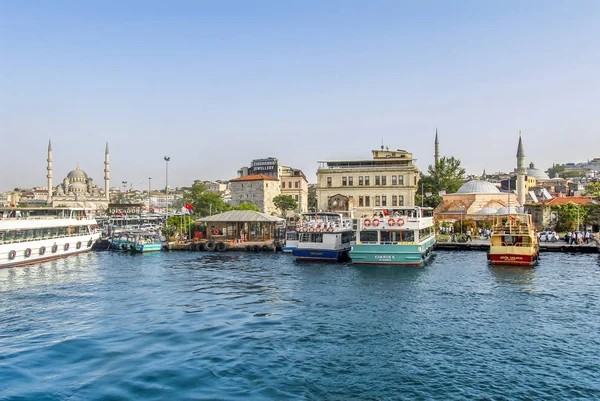 Istanbul, Turkiet, 17 maj 2015: Eminönü hamnen och fartyg i fett — Stockfoto