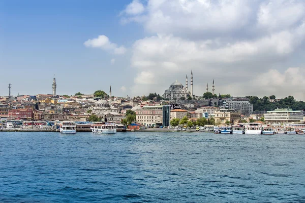 Стамбул, Турция, 22 июня 2006 г.: Порт Эминону и корабли в Фа — стоковое фото