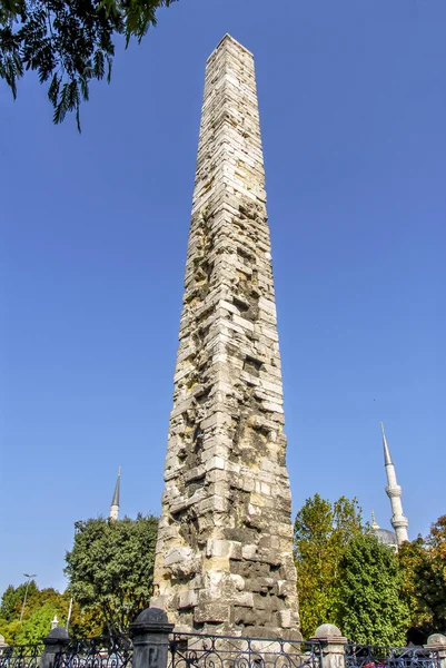 A fallal körülvett obeliszk, a Constantine obeliszk vagy a kő obeliszk a s — Stock Fotó