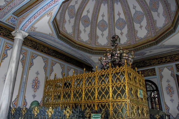 阿齐兹·马哈茂德·胡达伊清真寺是乌斯库达尔的一座奥斯曼帝国清真寺 — 图库照片