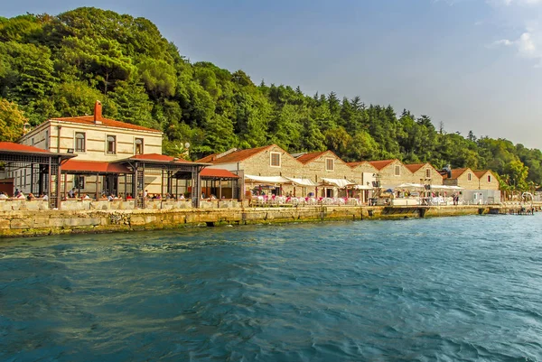 Istanbul, Turkey, 2 September 2007: Shores and boats of Beykoz d — Stock Photo, Image