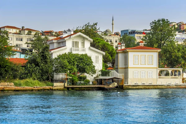 Istanbul, Turkey, 2 September 2007: Water Mansions of Beykoz dis — Stock Photo, Image