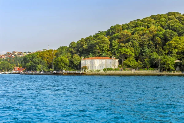 2007 年 9 月 2 日にトルコのイスタンブール: 水邸と C のボート — ストック写真