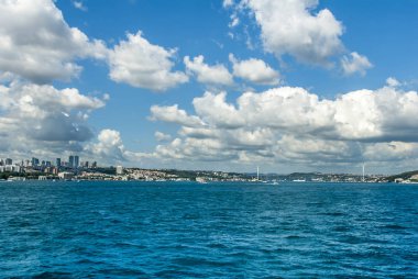 Istanbul, Türkiye, 6 Temmuz 2016: Boğaziçi ve tekneler gün zaman