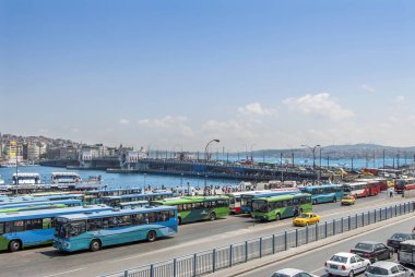 Istanbul, Türkiye, 22 Haziran 2006: Galata Köprüsü ve t otobüs