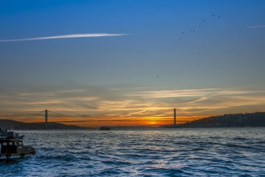 Istanbul, Türkiye, 26 Aralık 2017: Boğaziçi Köprüsü'nün günbatımı