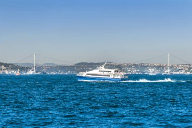 Istanbul, Türkiye, 31 Temmuz 2006: Boğaziçi Köprüsü ve tekneler