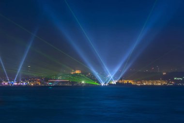 Istanbul, Türkiye, 29 Ekim 2008: Boğaziçi gece ışık gösterisi