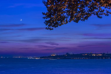 Istanbul, Türkiye, 22 Ekim 2017: Boğaz'ın mavi gece ve Sara