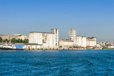 Istanbul, Türkiye, 8 Haziran 2018: Kadıköy Haydarpaşa liman ve Silo 