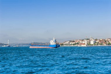Istanbul, Türkiye, 8 Haziran 2018: Kız Kulesi ve gemi