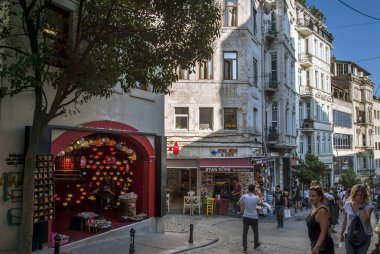 Istanbul, Türkiye, 8 Haziran 2018: Pera Yuksek kaldırım binaların