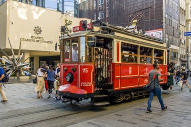 Istanbul, Türkiye, 8 Haziran 2018: Istiklal Caddesi, Beyoğlu tramvay 