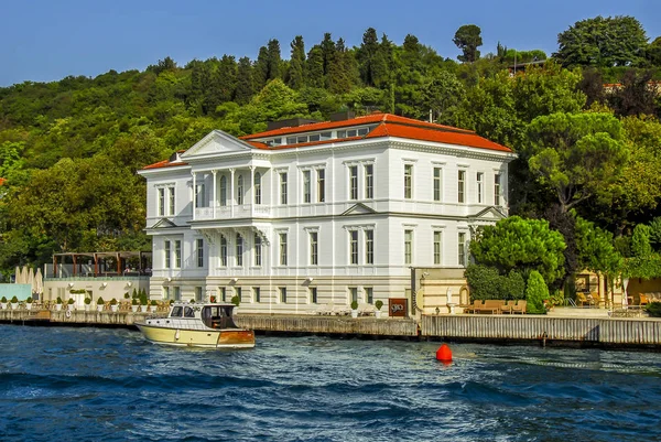 Istanbul, Türkiye, 2 Eylül 2007: su konak ve tekneler k