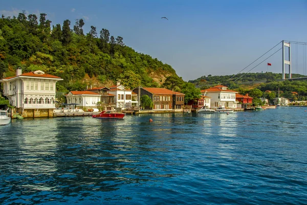 Istanbul, Turkey, 2 September 2007: Shores and boats of Kanlica — Stock Photo, Image