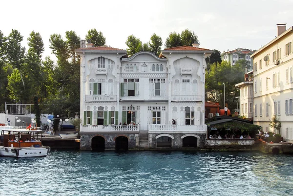 Istanbul, Türkiye, 2 Eylül 2007: kıyıları ve Waterside konak