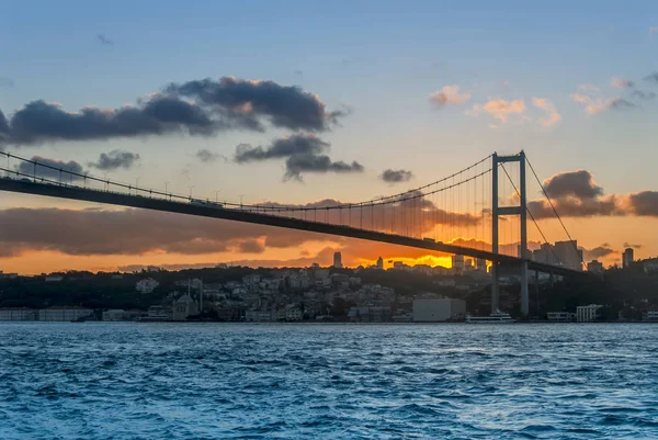 Estambul, Turquía, 12 de julio de 2016: Puesta de sol del puente del Bósforo — Foto de Stock
