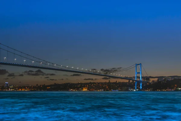 Istanbul, Turquie, 12 juillet 2016 : Nuit au pont du Bosphore — Photo