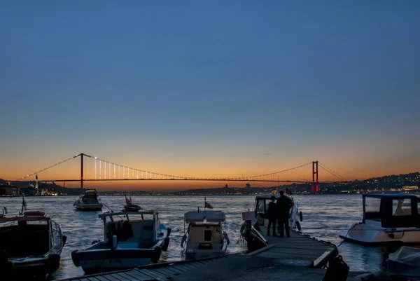 Estambul, Turquía, 15 de diciembre de 2017: Puente Bósforo y barcos a — Foto de Stock