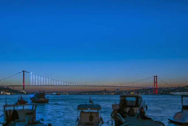 Estambul, Turquía, 15 de diciembre de 2017: Puente Bósforo y barcos a — Foto de Stock