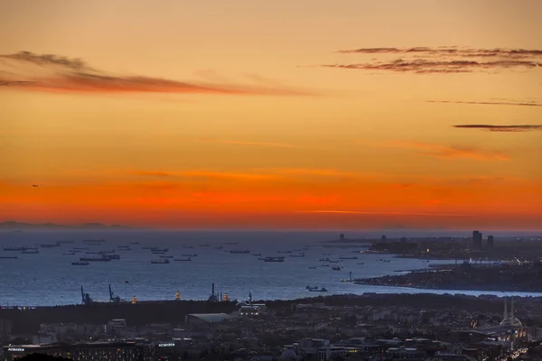 Istanbul, Türkei, 19. Januar 2018: Sonnenuntergang am Bosporus und Schiffe — Stockfoto