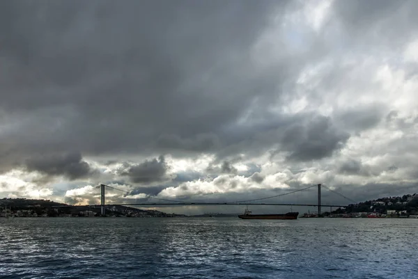 Istanbul, Turquie, 19 décembre 2017 : Pont du Bosphore et navire — Photo