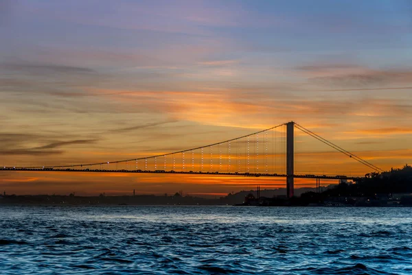 Istanbul, Turquie, 26 décembre 2017 : Coucher de soleil sur le pont du Bosphore — Photo