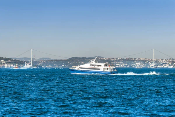 Istanbul, Türkiye, 31 Temmuz 2006: Boğaziçi Köprüsü ve tekneler