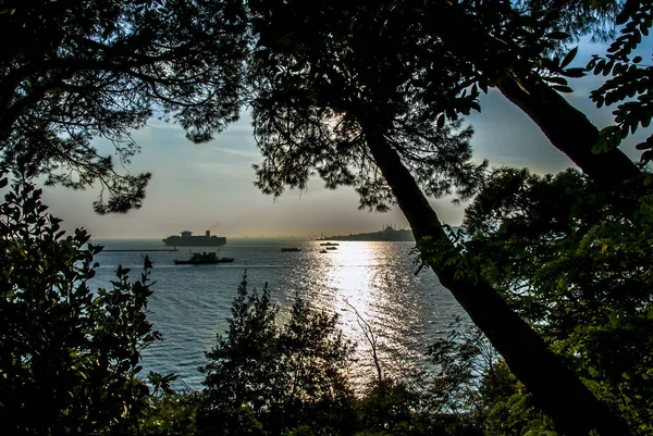 Istanbul, Turecko, 22 října 2017: lodě a Sarayburnu, Fatih d — Stock fotografie