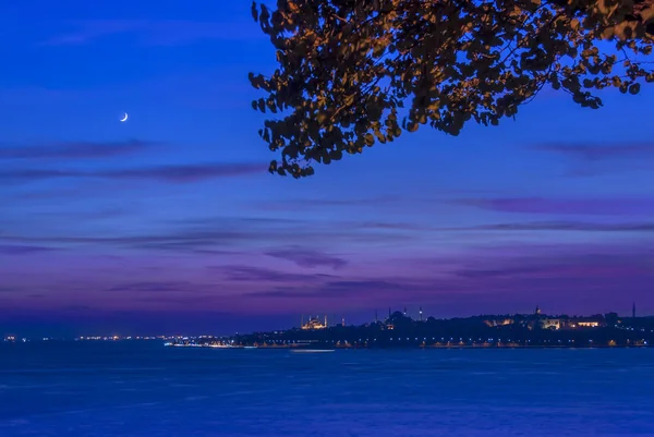 Istanbul, Turecko, 22 října 2017: Bosphorus Blue noc a Sara — Stock fotografie