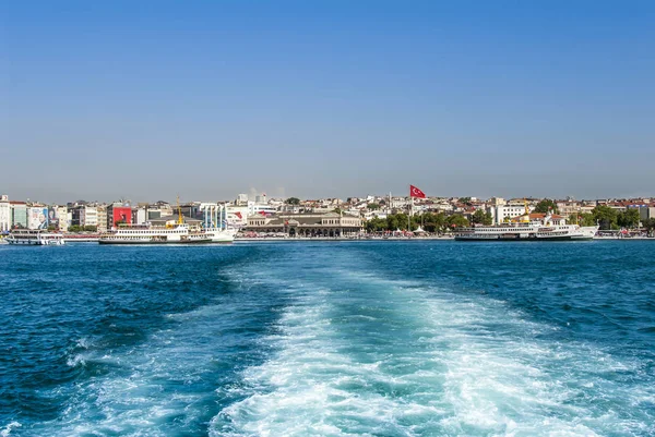 Estambul, Turquía, 8 de junio de 2018: Puerto de Kadikoy — Foto de Stock