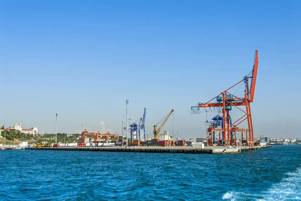 Isztambul, Törökország, 2018. június 8.: Haydarpasa port Kadikoy elérhető, de já — Stock Fotó