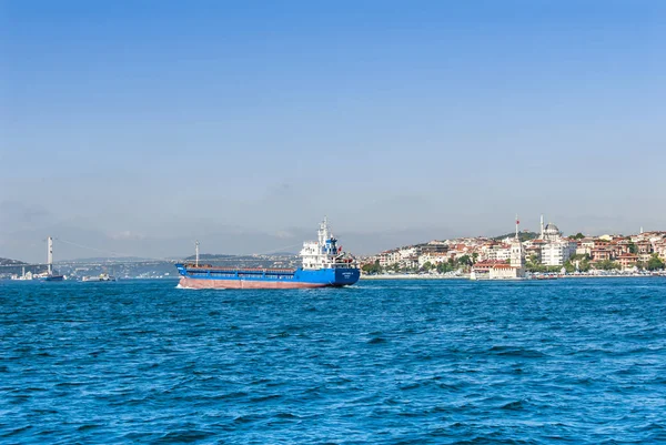 Istanbul, Türkiye, 8 Haziran 2018: Kız Kulesi ve gemi