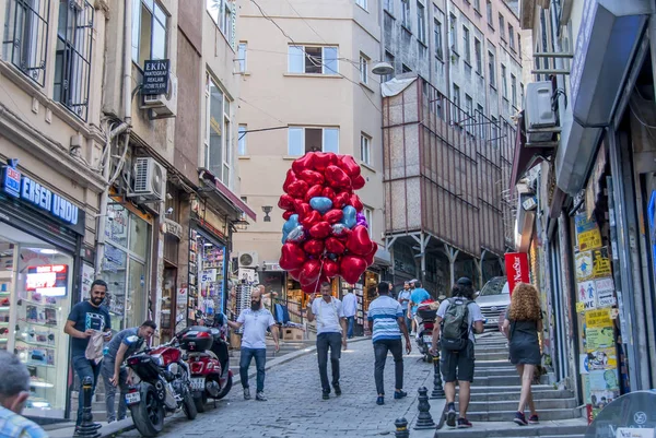 Istambul, Turquia, 8 de junho de 2018: vendedor de balões e pessoas em Pe — Fotografia de Stock