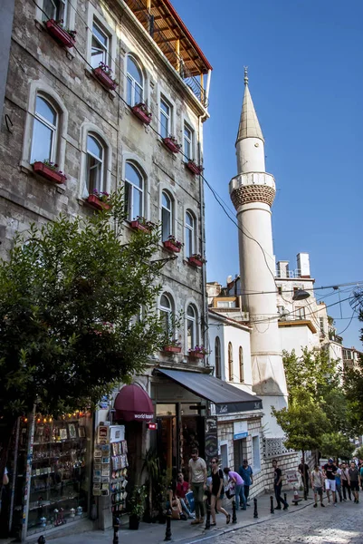 Istambul, Turquia, 8 de junho de 2018: Mesquita e minarete em Pera Yuksek — Fotografia de Stock